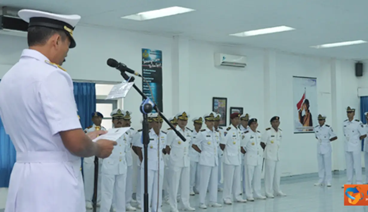Citizen6, Suarabaya: Pendidikan lanjutan kematraan dan dasar golongan, dibuka oleh Komandan Kobangdikal Laksda TNI Djoko Teguh Wahojo, di Gedung Betel Geuse Pusdiklapa, Kesatrian Bumimoro , Kobangdikal, Senin (23/7). (Pengirim: Penkobangdikal).