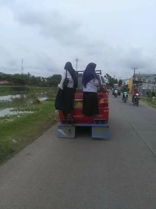 tingkah nyeleneh orang Indonesia (foto: twitter/@CrazyinINA)