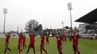 Para pemain Indonesia merayakan kemenangan atas Myanmar pada Laga Sea Games 2017 di Stadion MPS, Selangor, Selasa (29/8/2017). Indonesia menang 3-1 atas Myanmar. (Bola.com/Vitalis Yogi Trisna)