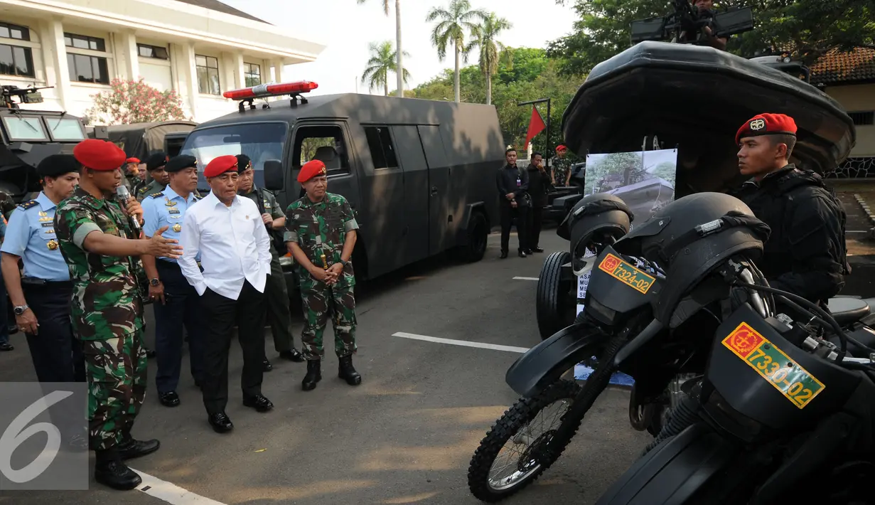 Menhan RI, Ryamizard Ryacudu (baju putih) menerima penjelasan saat melakukan sidak di Markas Kopassus di Cijantung Jakarta, Rabu (2/9/2015). Sidak terkait inventarisir kelengkapan alutsista yang dimiliki TNI. (Liputan6.com/Helmi Fithriansyah)