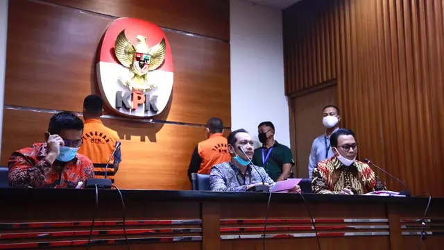 Mantan Sekretaris Mahkamah Agung (MA) Nurhadi dan menantunya, Rezky Herbiono saat dihadirkan dalam konpers KPK, Selasa (2/6/2020). (dok KPK)