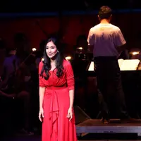 Happy Salma dipercaya sebagai penutur cerita dalam pementasan opera klasik Carmen. Pengalaman berbeda dirasakan Happy Salma dalam opera yang diarahkan sutradara asal Belanda, Jos Groenier. (Andy Masela/Bintang.com)