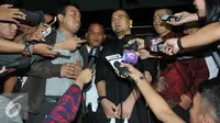 Saipul Jamil menjawab pertanyaan wartawan usai di periksa KPK, Jakarta, Senin (18/7). Saipul diperiksa selama 11 jam dan dicecar dengan 50 pertanyaan. (Liputan6.com/Johan Tallo)
