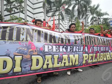 Massa melakukan aksi di depan Kementerian Perhubungan, Jakarta, Selasa (11/11/2014). (Liputan6.com/Herman Zakharia) 