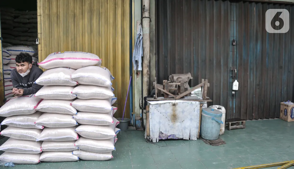 Kondisi salah satu agen beras yang tutup akibat kelangkaan pasokan di Pasar Induk Beras Cipinang (PIBC), Cipinang, Jakarta Timur, Selasa (31/1/2023). Stok yang menipis tersebut menyebabkan harga seluruh jenis beras di PIBC stabil tinggi sekitar 30-50 persen. Tidak hanya jenis medium, beras premium juga sama. (merdeka.com/Iqbal S. Nugroho)