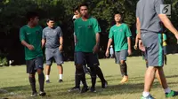 Pemain Timnas Indonesia U-16 saat melakukan latihan di Lapangan Atang Sutresna, Cijantung, Jakarta, Senin (3/7). Latihan ini merupakan persiapan jelang berlaga di Piala AFF U-16 Thailand, 9-22 Juli mendatang. (Liputan6.com/Helmi Fithriansyah)
