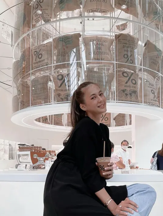 Diketahuinya Paula terpapar Covid-19 lantaran ia melakukan tes PCR untuk keperluan liburan ke Bali bersama keluarga Raffi Ahmad. Namun hasilnya menyatakan bahwa Paula positif Covid-19. (Instagram/paula_verhoeven)