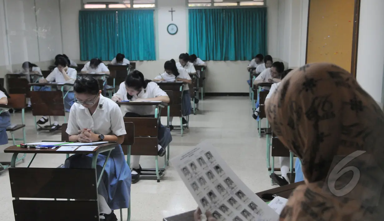 Sejumlah siswi mengikuti Ujian Nasional (UN) secara  Paper Base Test (PBT) di SMA Santa Ursula , Jakarta, Senin (13/4/2015). Mulai hari ini SMA/SMK sederajat menjalani Ujian Nasional 2015 baik secara online maupun Manual. (Liputan6.com/Herman Zakharia)