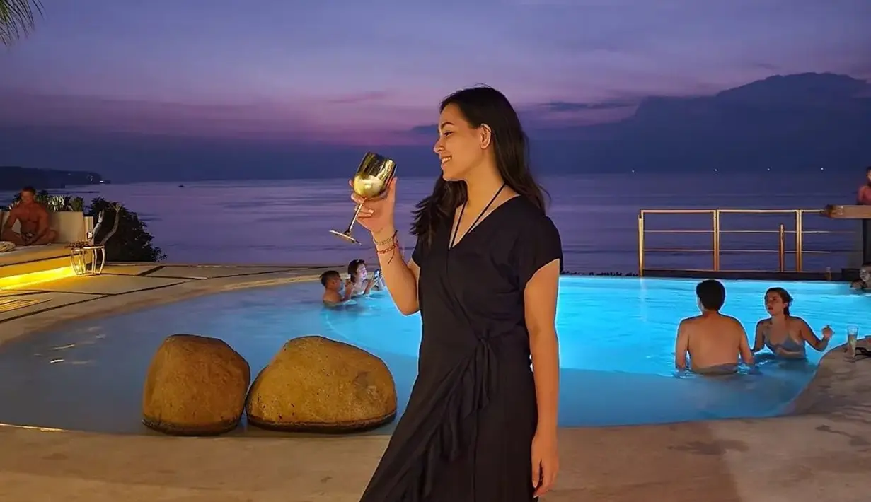 Lady Nayoan sangat memperhatikan penampilannya. Penampilan menawan nan elegan terlihat saat memakai outfit hitam seperti di foto. Lady tampak memesona dengan outfit seperti ini, (Liputan6.com/IG/ladynayoan)