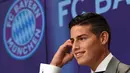 James Rodriguez saat konferensi pers kepindahannya ke Bayern Munchen Jerman, (12/7).  Pemain 26 tahun ini sepakat bergabung ke raksasa Jerman, Bayern Munchen dengan status sebagai pemain pinjaman selama dua tahun. (AFP Photo/Christof Stache)
