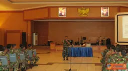 Citizen6, Surabaya: Prajurit dan PNS Kobangdikal mendapatkan penyegaran hukum dari Bagkum Kobangdikal di gedung Moeljadi, Kesatrian Bumimoro, Surabaya, Kamis (8/11). (Pengirim: Penkobangdikal).