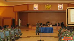 Citizen6, Surabaya: Prajurit dan PNS Kobangdikal mendapatkan penyegaran hukum dari Bagkum Kobangdikal di gedung Moeljadi, Kesatrian Bumimoro, Surabaya, Kamis (8/11). (Pengirim: Penkobangdikal).