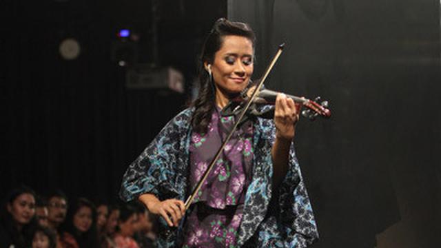Violis Maylaffayza Hadirkan Kemegahan Di Fashion Show Barli Asmara Untuk Fimelafest 2016 News Entertainment Fimela Com