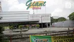 Suasana bagian depan Supermarket Giant Ekstra yang sepi aktivitas di Kreo, Tangerang, Senin (2/8/2021). PT Hero Supermarket Tbk resmi menutup seluruh gerai Giant di Indonesia pada Minggu (1/8/2021), dan akan lebih fokus pada pengembangan gerai merek lainnya. (Liputam6.com/Faizal Fanani)