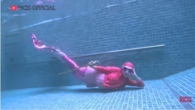 Sedang Hamil Besar, Ini 7 Potret Ria Ricis Menyelam Pakai Ekor Putri Duyung