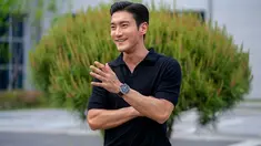 Tampil dalam balutan polo shirt, gaya Siwon Super Junior ini berhasil mencuri perhatian netizen. Dirinya terlihat begitu menawan dengan busana yang terbilang sederhana dan hanya memakai jam tangan pada penampilannya. (Liputan6.com/IG/@siwonchoi)