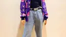 Tampil dengan kaus dan ripped jeans serta jaket colorful, gaya Sara Fajira ini bisa jadi inspirasi OOTD sehari-hari. Ditambah dengan memakai kacamata, pesona wanita 25 tahun ini semakin terpancar. (Liputan6.com/IG/@sarafajira)
