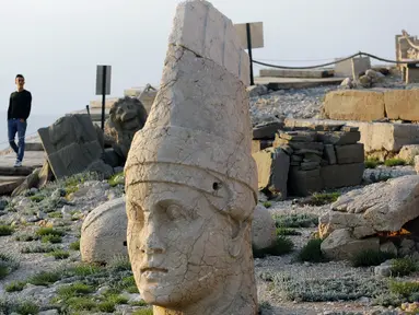 Sejumlah wisatawan mengunjungi situs pemakaman yang berada di puncak Gunung Nemrut, Turki, pada 14 Juni 2020. Gunung Nemrut yang terdaftar sebagai Situs Warisan Dunia UNESCO pada 1987 ini terkenal karena reruntuhan situs pemakaman di bagian puncaknya. (Xinhua/Mustafa Kaya)