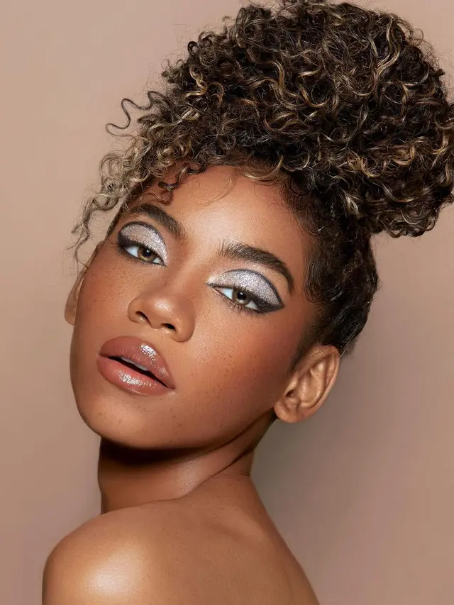 6 Potret Zsa Zsa Utari 'Si Cemong' saat Makeup Tebal, Makin Mirip Seleb Hollywood
