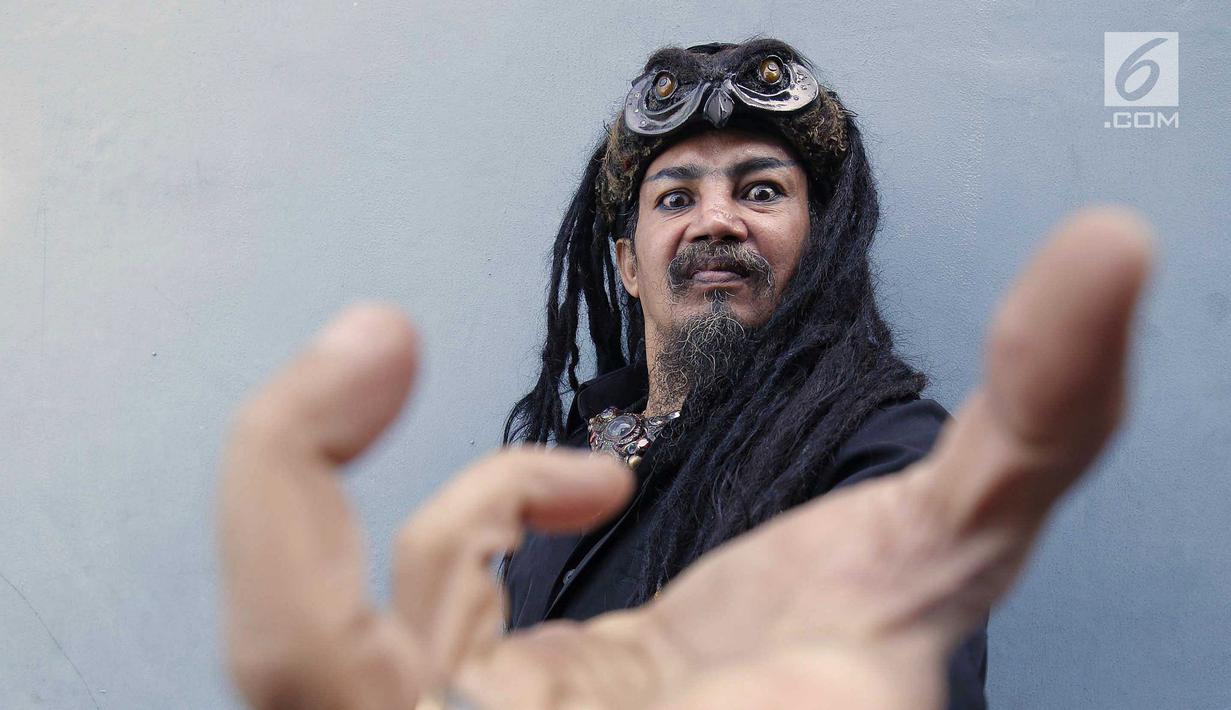 Mentalis Limbad berpose saat menghadiri acara di kawasan Tendean, Jakarta, Kamis (2/8). Video keke challenge Limbad tersebar di media sosial beberapa waktu lalu. (Liputan6.com/Faizal Fanani)