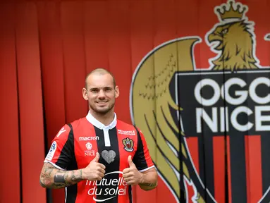 Gelandang asal Belanda, Wesley Sneijder, diperkenalkan sebagai pemain baru Nice di Stadion Allianz Riviera, Nice, Selasa (9/8/2017). Dirinya didatangkan secara gratis dari klub Turki, Galatasaray. (AFP/Yann Coatsaliou)