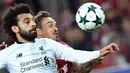 Gelandang Liverpool, Mohamed Salah, berebut bola dengan bek Spartak Moskow, Andri Eshchenka, pada laga Liga Champions di Stadion Otkrytie Arena, Moskow, Selasa (26/9/2017). Kedua klub bermain imbang 1-1. (AFP/Kirill Kudryavtsev)