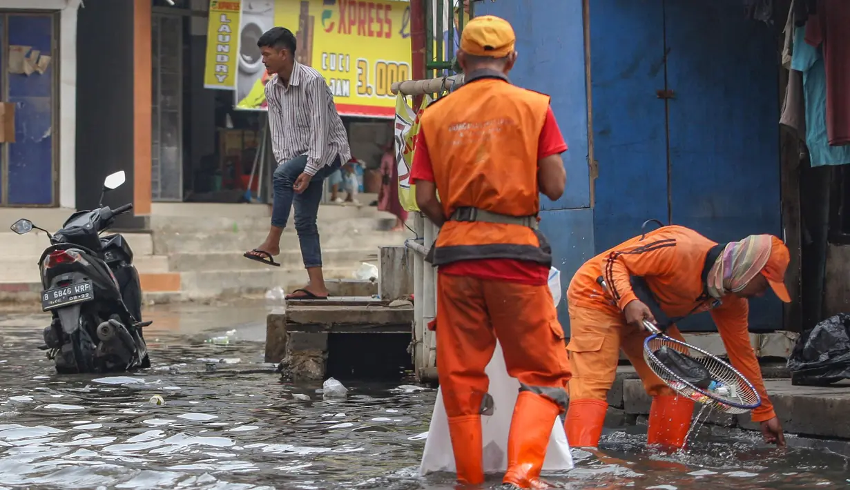 Sementara, Petugas Penanganan Prasarana dan Sarana Umum terus berupaya membersihkan sisa sampah yang tercecer. (merdeka.com/Arie Basuki)