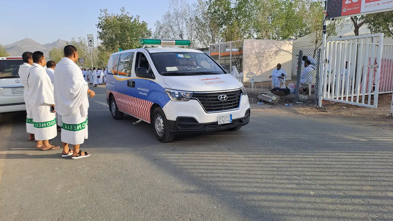 Sejumlah ambulans melaju di antara tenda-tenda di Arafah saat pelaksanaan wukuf. Kemenag mencatat hingga usai puncak haji di Armuzna, jumlah jemaah Indonesia yang meninggal di Tanah Suci mencapai 300 orang lebih. (Liputan6.com/Nafiysul Qodar)
