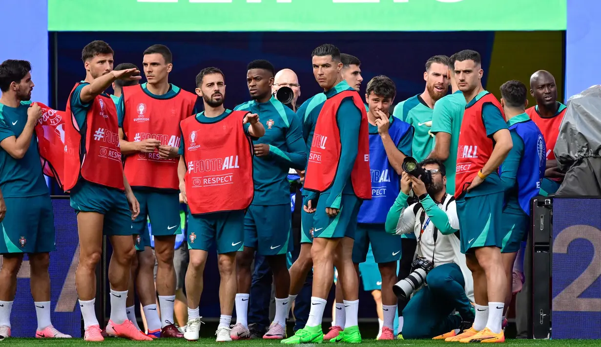 Timnas Portugal bakal memulai kiprahnya dalam ajang Euro 2024 dengan menantang Republik Ceko. (JOHN MACDOUGALL/AFP)