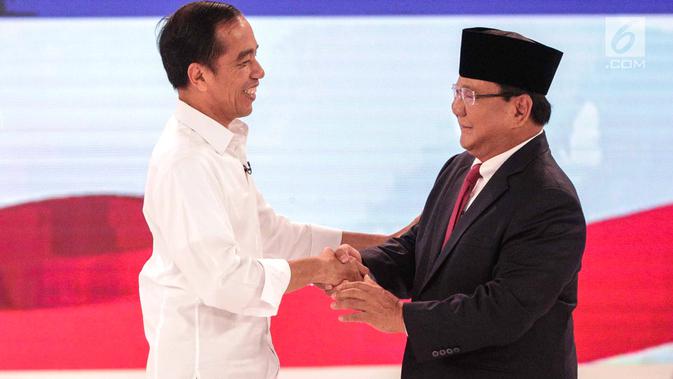 Capres nomor urut 01 Joko Widodo (kiri) dan capres nomor urut 02 Prabowo Subianto (kanan) bersalaman usai debat kedua Pilpres 2019 di Hotel Sultan, Jakarta, Minggu (17/2). (Liputan6.com/Faizal Fanani)