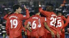 Pemain Real Madrid, Alvaro Odriozola dan Vinicius Junior melakukan selebrasi usai membobol gawang UD Melilla pada laga Copa del Rey di Stadion Alvarez Claro, Melilla, Rabu (31/10/2018). Real Madrid menangan 4-0 atas UD Melilla. (AP/Javier Gandul)