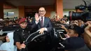 Mantan pemimpin oposisi Malaysia, Anwar Ibrahim melambaikan tangan saat keluar dari RS Rehabilitasi Cheras, Kuala Lumpur, Rabu (16/5). Anwar Ibrahim dibebaskan setelah Yang Dipertuan Agung Muhamman V memberikan pengampunan penuh. (AFP/MOHD RASFAN)