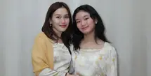 Ayu Ting Ting selalu tampil totalitas di setiap Hari dan kompak dengan keluarga. Kali ini ia tampi senada dengan Bilqis mengenakan atasan baju kurung bercorak warna kuning dipadukan selendang dan rok panjang pleatednya. [@ayutingting92]