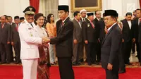 Presiden Joko Widodo bersama Wapres Jusuf Kalla berjabat tangan usai pelantikan Gubernur definitif DKI Jakarta di Istana Negara, Jakarta, Kamis (15/6). Djarot diusulkan menjadi gubernur definitif hingga Oktober 2017. (Liputan6.com/Angga Yuniar)