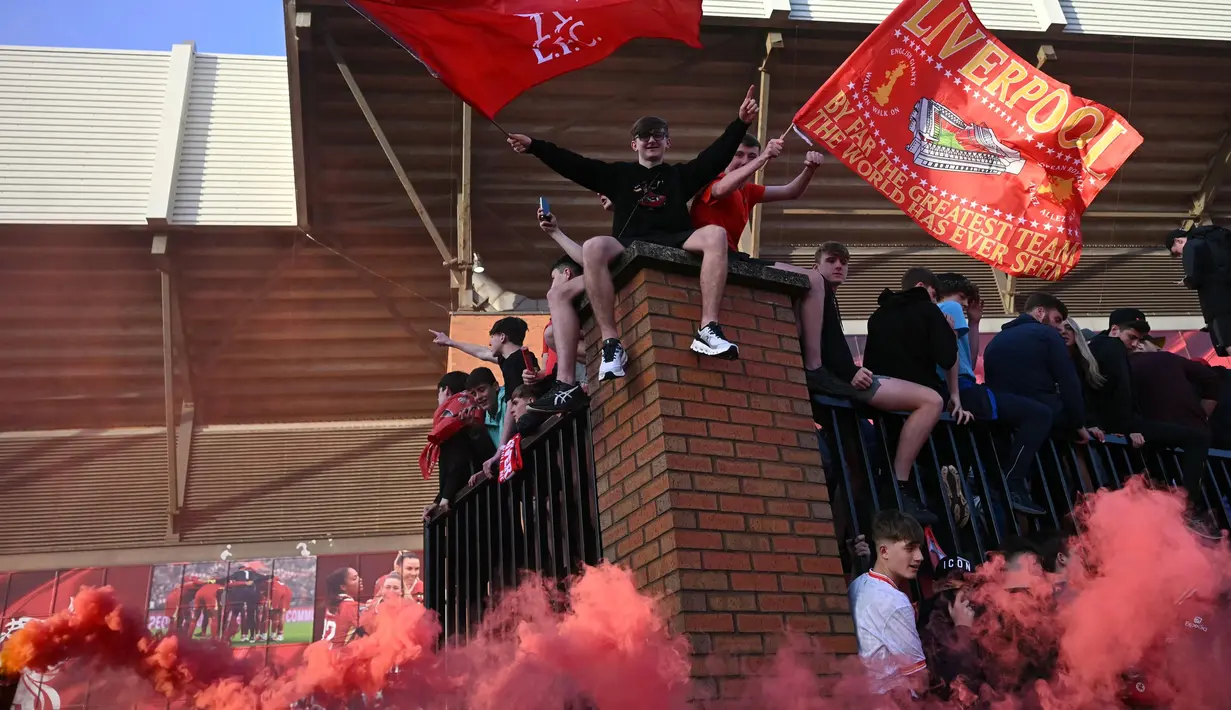 Para penggemar Liverpool merayakan gelar juara Liga Inggris di luar stadion Anfield pada 27 April 2025. (Paul ELLIS/AFP)