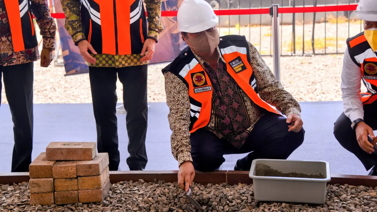 Menteri Koordinator Bidang Perekonomian Airlangga Hartarto dalam acara groundbreaking proyek perluasan PT Smelting di Gresik, Provinsi Jawa Timur