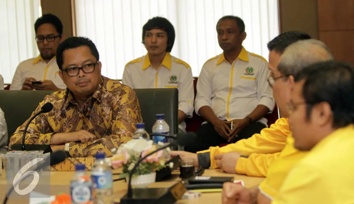 Wakil Ketua MPR Mahyudin (kiri) saat mendaftar sebagai ‎Caketum Partai Golkar di DPP Partai Golkar, Rabu (4/5). Balon Ketua Umum Partai Golkar yang mendaftar harus memenuhi persyaratan salah satunya membayar iuran sebesar 1 M. (Liputan6.com/Johan Tallo)