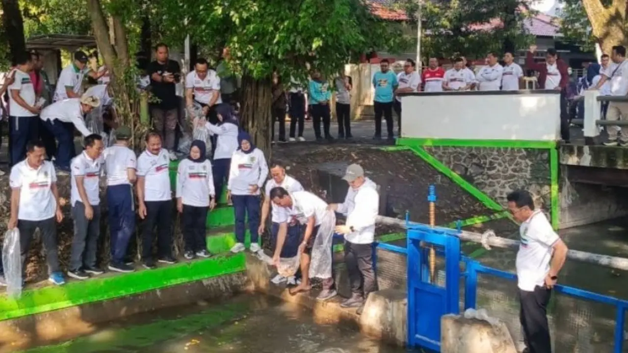 Bupati Kudus Sam'ani Intakoris bersama jajaran saat penebaran benih ikan nilai di Saluran Sekunder Kedung Gupit di Jalan Mejobo Kudus, Jawa Tengah.