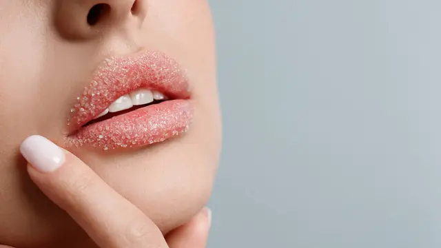 Eksfoliasi Bibir Hitam agar Kembali Pink Merona, Cari Tahu Triknya!