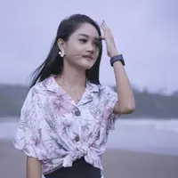 Pedangdut muda asal Tulungagung ini memang selalu tampil menyita perhatian. Terlebih, gaya Safira Enima memang selalu menarik untuk disimak termasuk saat berlibur di pantai. (Liputan6.com/IG/@safirainema)