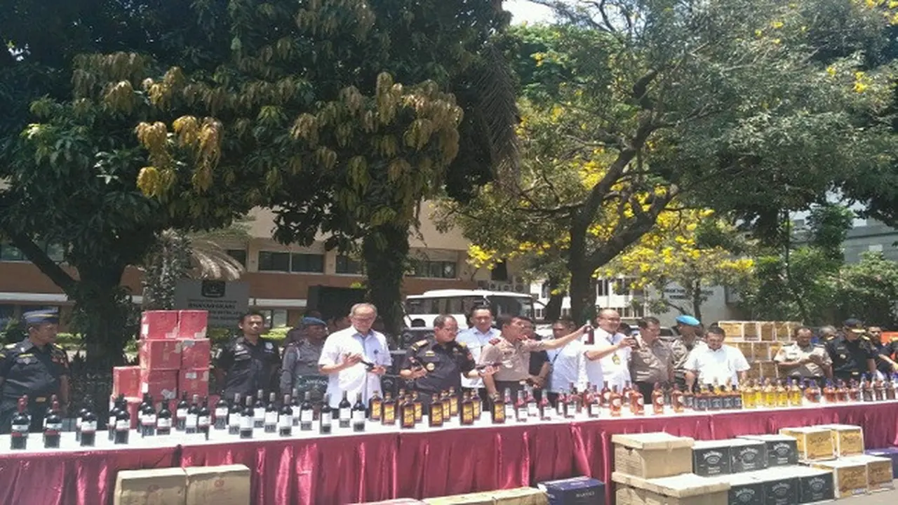 Ditjen Bea dan Cukai menggagalkan penyelundupan 5 kontainer minuman keras (miras) dengan nilai sekitar Rp 26,3 miliar. (Liputan6.com/Achmad Dwi A)