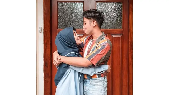 6 Momen Kedekatan Vidi Aldiano dengan Ibunda, Terbaru Umrah Bareng