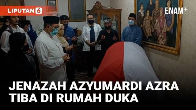 Jenazah Ayzumardi Azra diterbangkan dari Kuala Lumpur Malaysia dan tiba di rumah duka Senin (19/9) tengah malam. Kedatangan almarhum disambut kesedihan para pelayat.