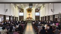Umat Katolik Paroki St. Joseph Sukabumi menggelar Misa Requiem sebagai bentuk penghormatan dan doa bagi Bapa Suci Paus Fransiskus. (Liputan6.com/Fira Syahrin).