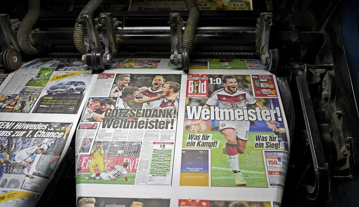 Lembaran surat kabar "Bild" dipenuhi foto-foto selebrasi pemain Timnas Jerman usai menumbangkan Argentina di final Piala Dunia 2014, Berlin, (14/7/2014). (REUTERS/Fabian Bimmer)