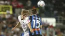 Gelandang Atalanta Marten de Roon berebut bola dengan gelandang AC Milan Charles De Ketelaere pada laga pekan kedua Serie A 2022/2023 di Stadion Atleti Azzurri d'Italia, Senin (22/8/2022) dini hari WIB. AC Milan hanya mampu bermain imbang 1-1 di kandang Atalanta. (Spada/LaPresse via AP)