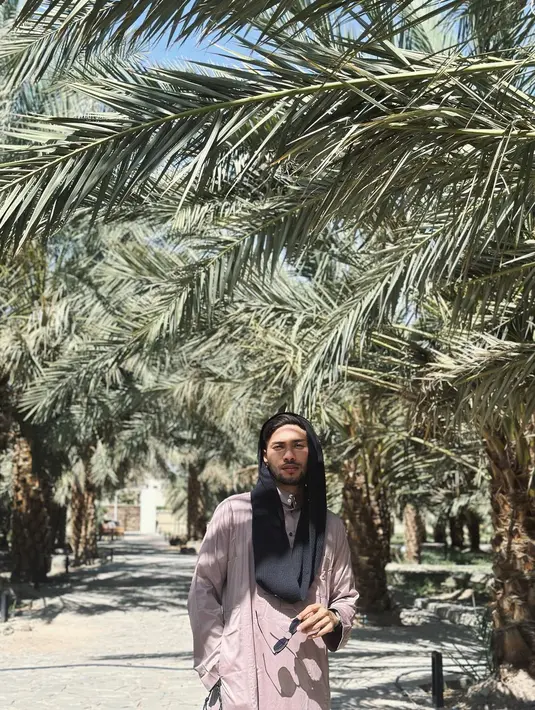 Dalam foto ini, Refal Hady tampil semakin mirip dengan pangeran Arab. Dengan outfit panjang serupa gamis berwarna cokelat muda yang lembut, Refal menambahkan beberapa detail aksesori yang menarik. Foto: Instagram.