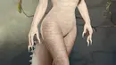 Kim menunjukkan foto hasil akhirnya, berpose dengan kostum buaya albino, yang menonjolkan bentuk tubuhnya yang luar biasa sambil menambahkan ekor buaya yang panjang dan sisik bertekstur pada kulitnya.  [@kimkardashian]