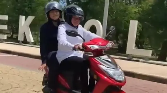 6 Potret Tri Rismaharini Naik Motor Listrik, Kendaraan Dinas Baru