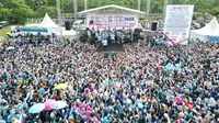 Capres nomor urut 02 Prabowo Subanto kampanye di Lapangan Desa Rawalele, Kecamatan Dawuan, Kabupaten Subang, Jawa Barat, Sabtu (27/1/2024). (Merdeka.com/Nur Habibie)